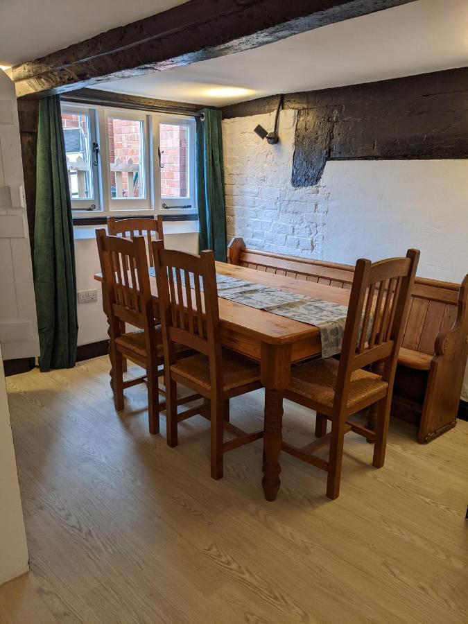 Characterful 2 Bed Cottage, Quiet Village Setting Holiday home *